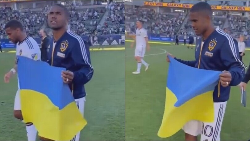 Juve, Douglas Costa con la bandiera ucraina all'esordio con i Galaxy