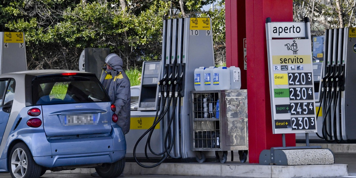 Benzina in aumento: sfonda i 2 euro a litro anche in self