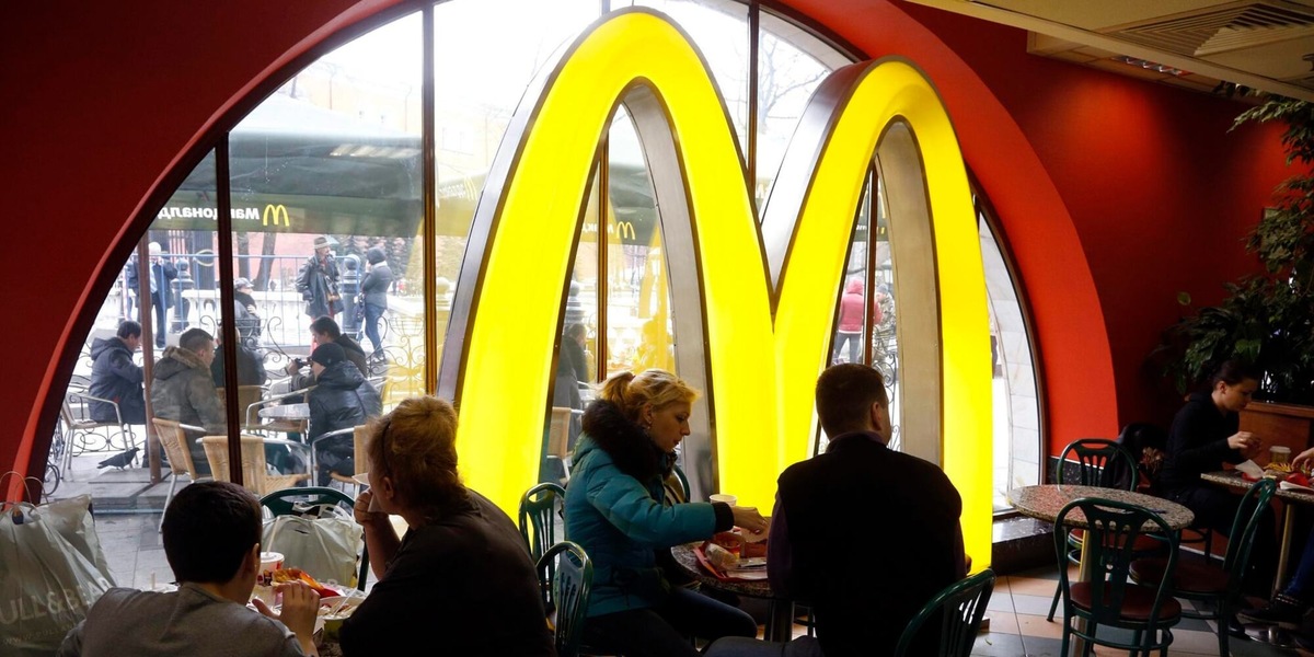 McDonald's cede alle critiche: chiuderà gli 850 fast food in Russia