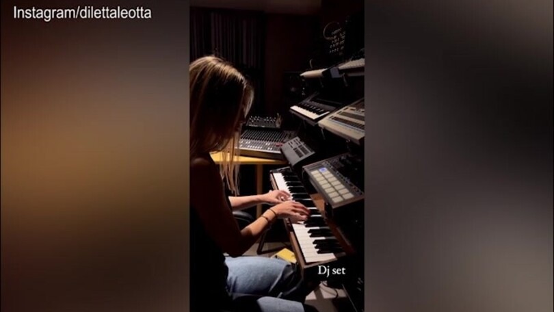 Sorpresa alla consolle: c'è...Diletta Leotta!