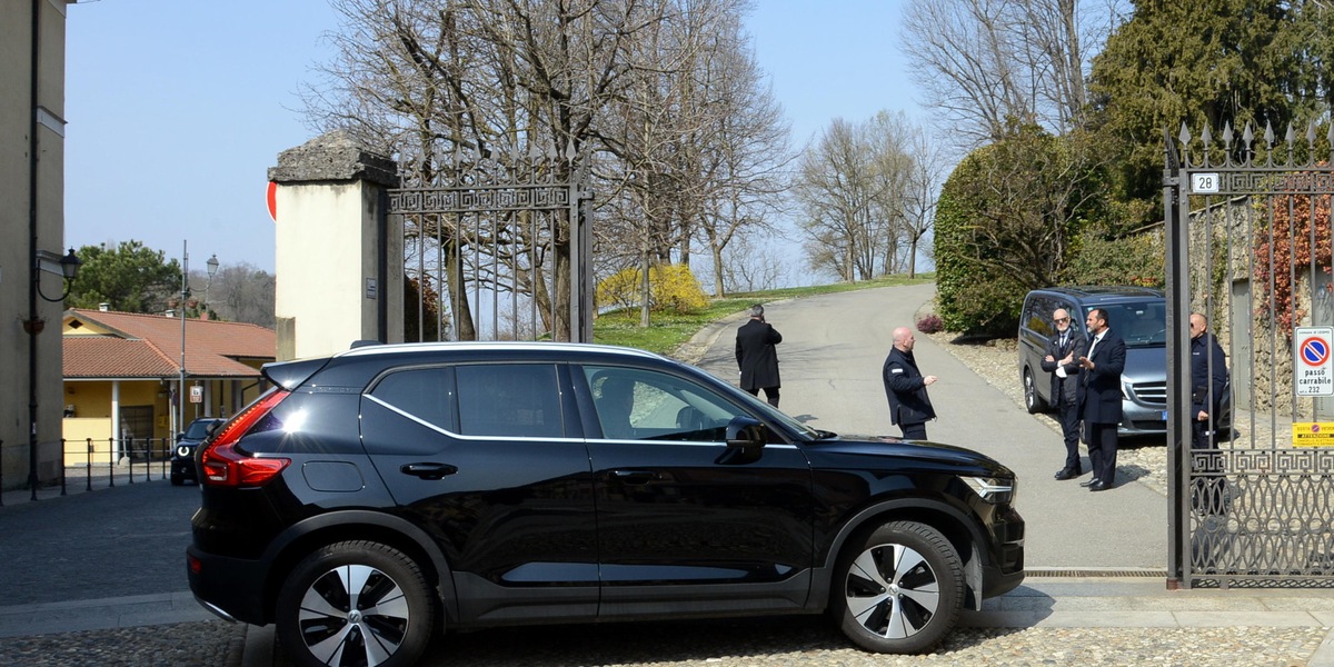 Berlusconi e Marta Fascina 'sposi': in Brianza sfilano i vip