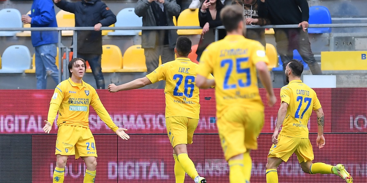 Serie B, la Cremonese perde la vetta: vince il Frosinone 2-1