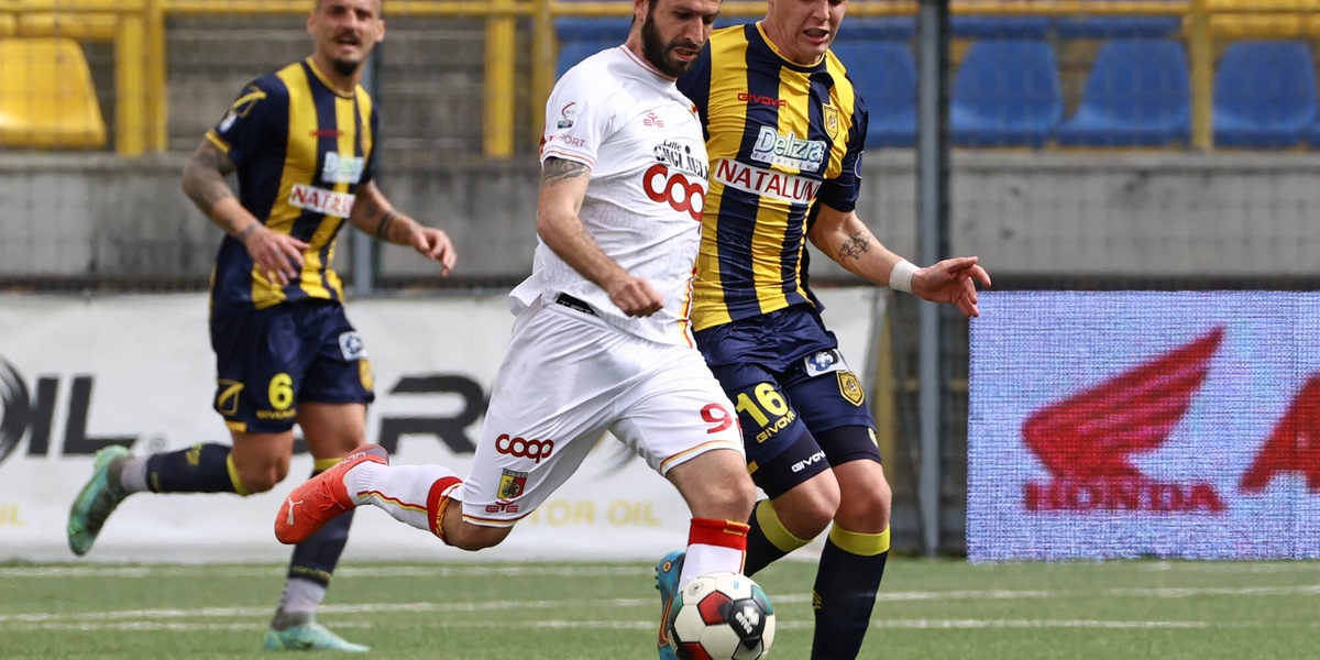 Serie C, follia a Foggia: invasione di campo e giocatori del Catanzaro presi a schiaffi
