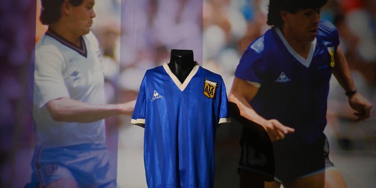 Maradona, venduta all’asta la maglia della "Mano de Dios”: la cifra è folle