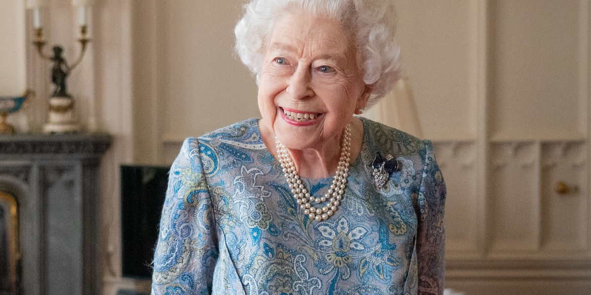 La Regina Elisabetta torna in pubblico e senza bastone!