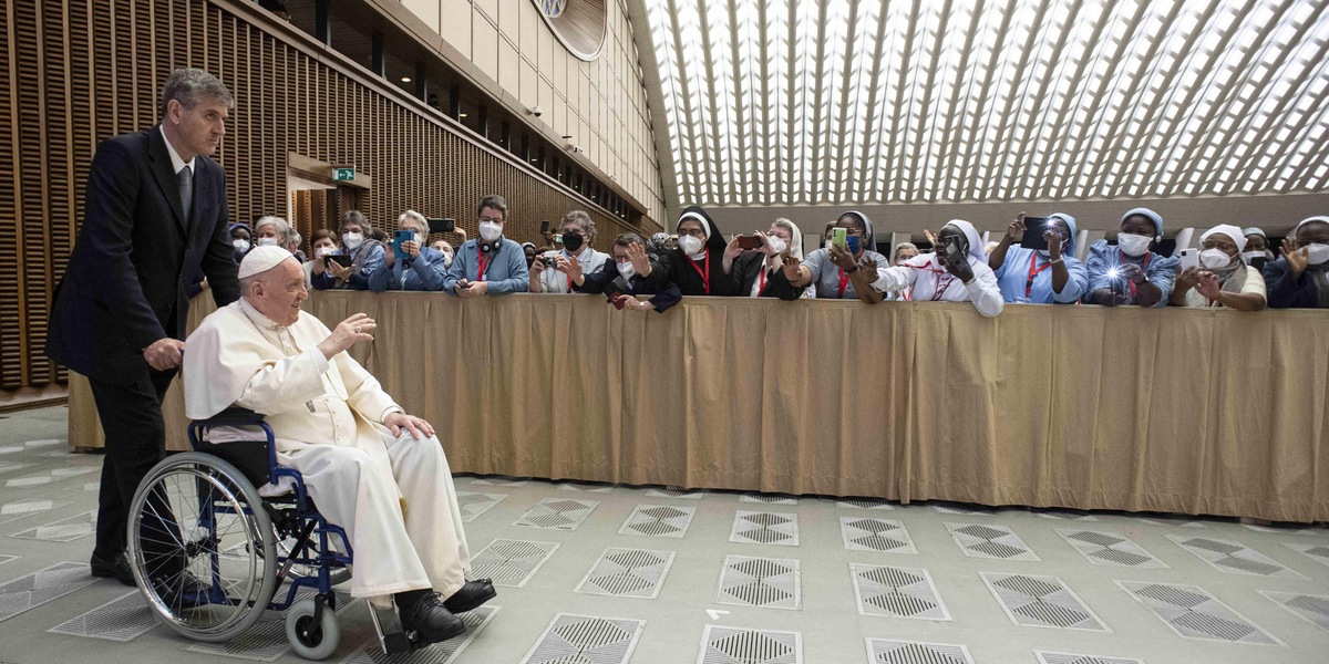 Papa Francesco in sedia a rotelle: problemi al ginocchio
