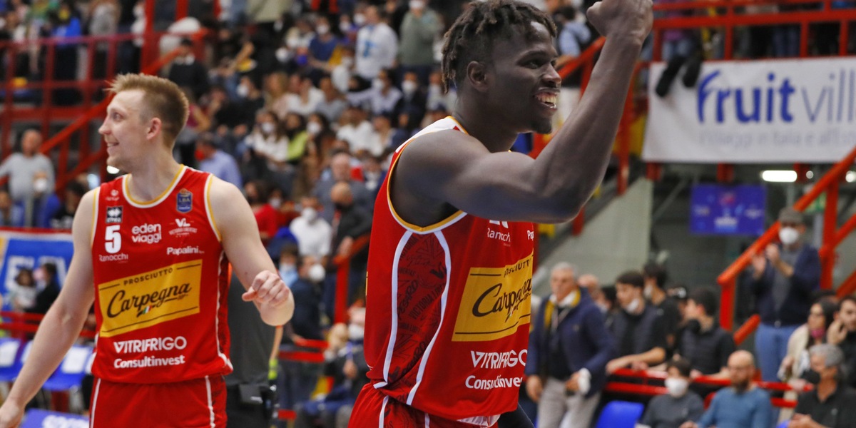 Reggio Emilia e Pesaro non sbagliano e volano ai playoff