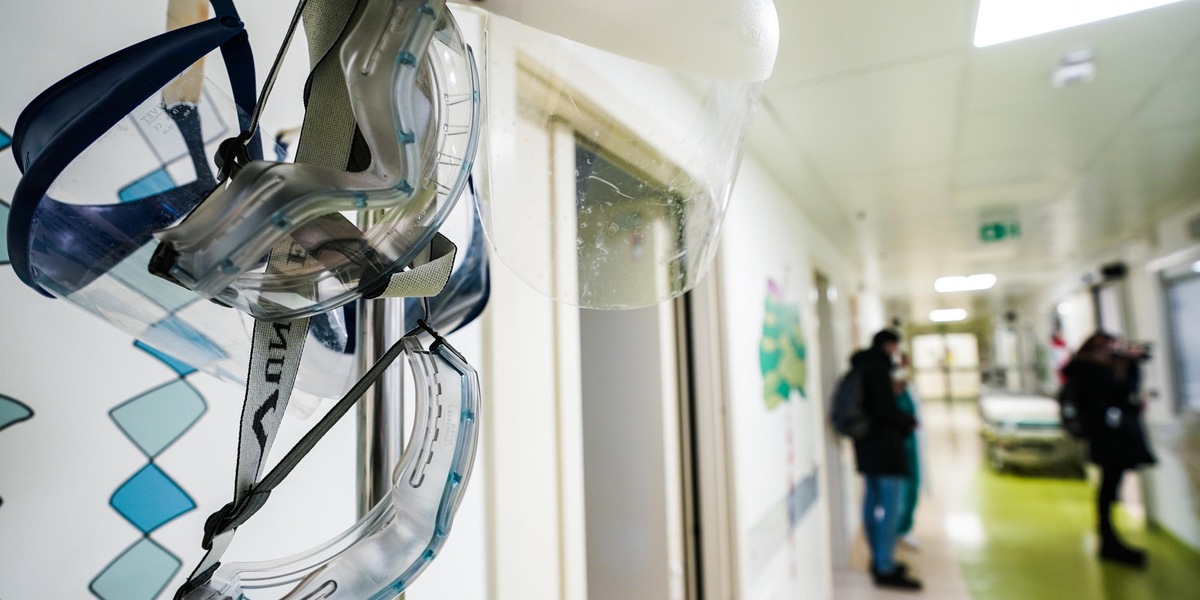Covid in Italia: la curva dei ricoveri è in discesa
