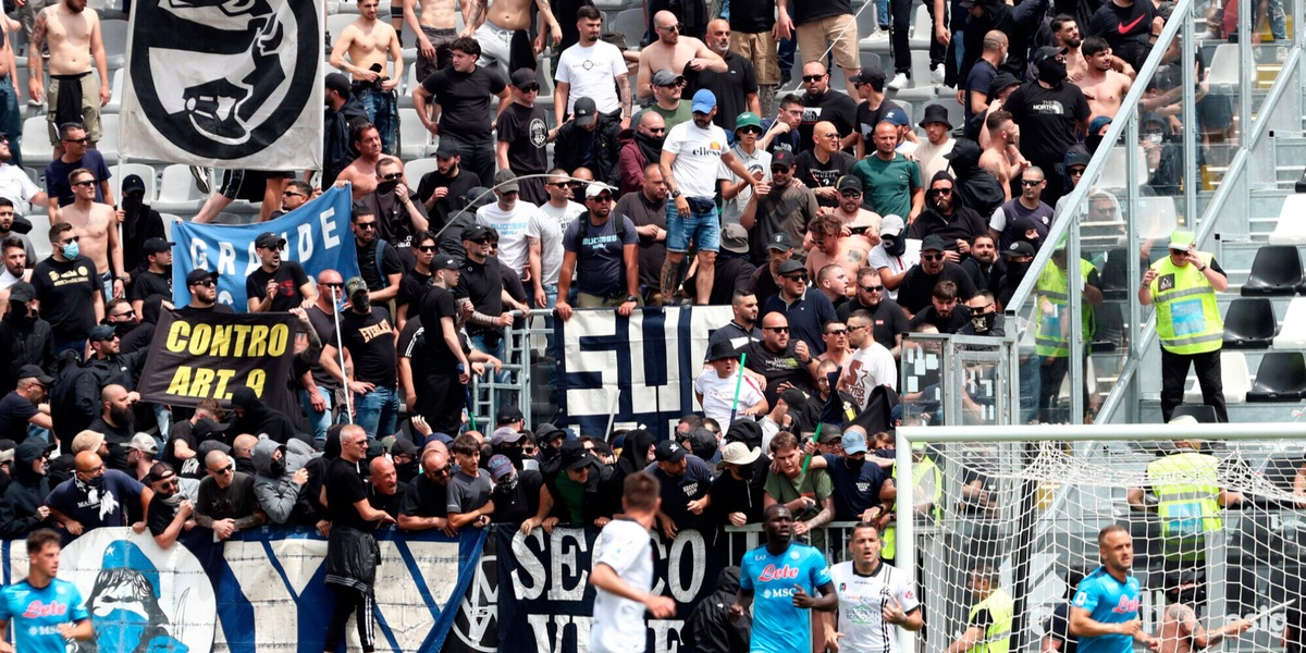 Scontri tra tifosi durante Spezia-Napoli: partita sospesa per oltre 10'