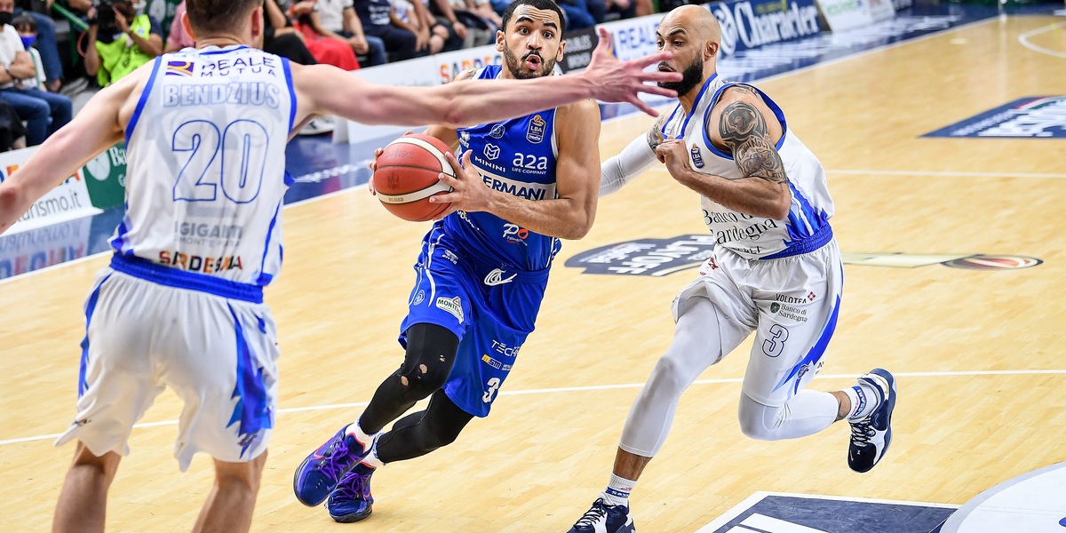 Playoff, a Brescia non basta Mitrou-Long: Sassari vola in semifinale