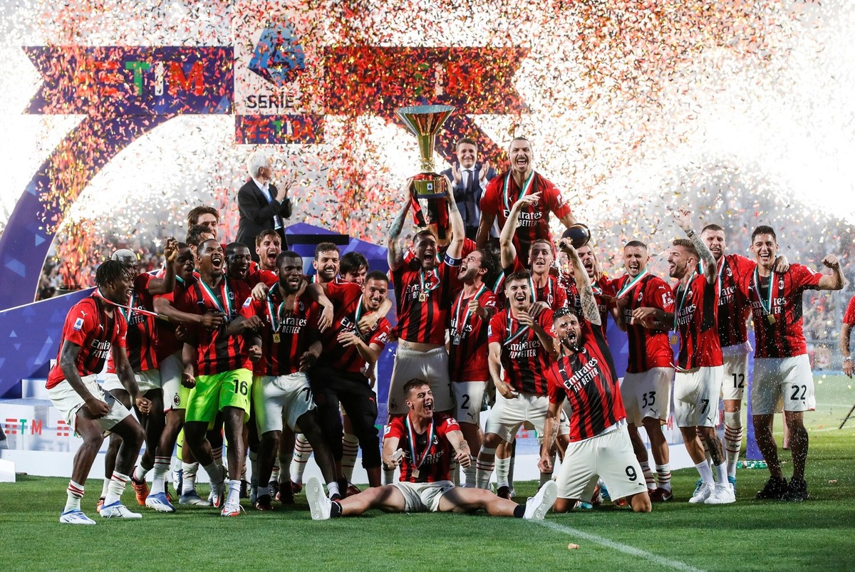 Milan, autogol beffa. Lo scudetto sulla maglia ci vuole sin dal primo giorno