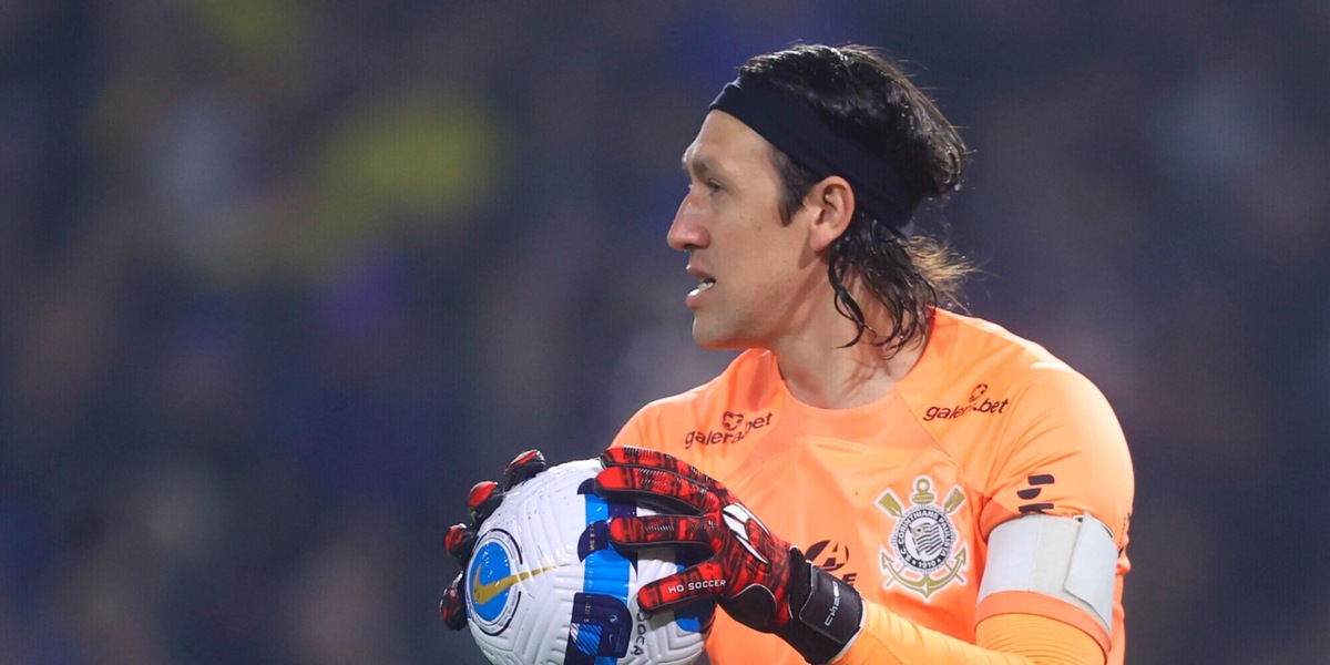 Brasile, tifoso del Santos invade il campo e attacca il portiere del Corinthians