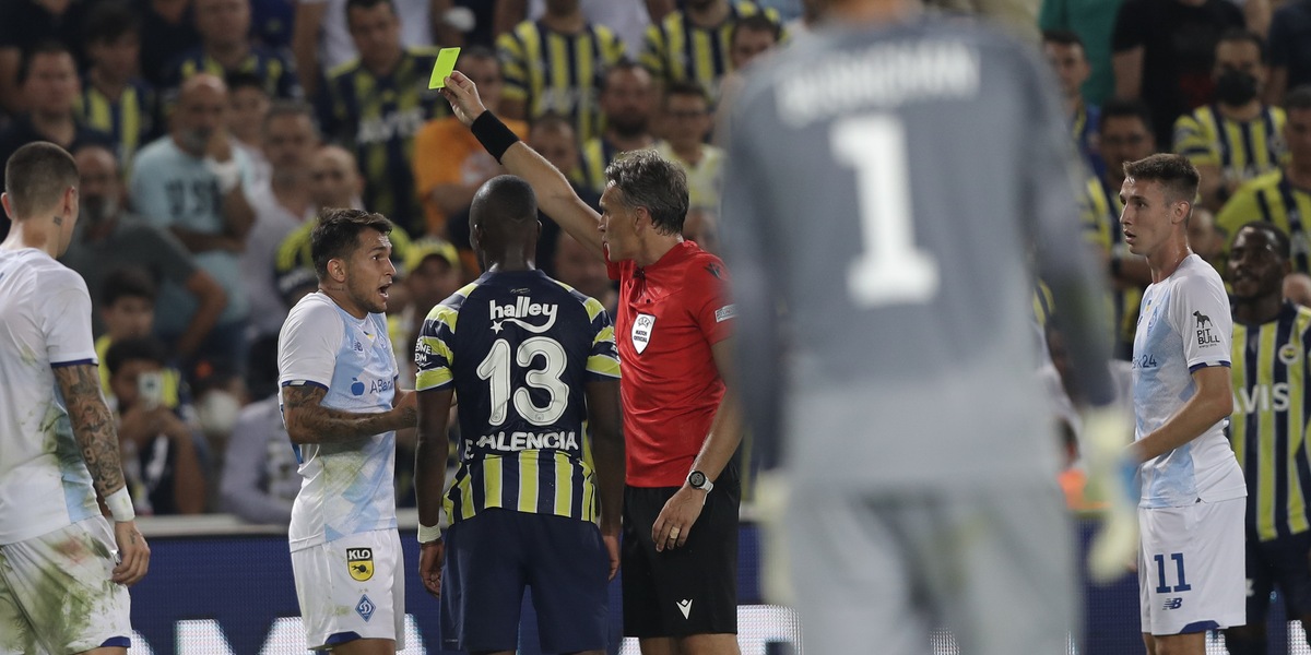Uefa furiosa: Fenerbahce punito per i cori a favore di Putin