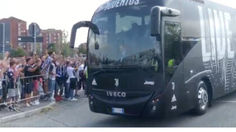 Juventus, l'arrivo del pullman allo Stadium: che carica!