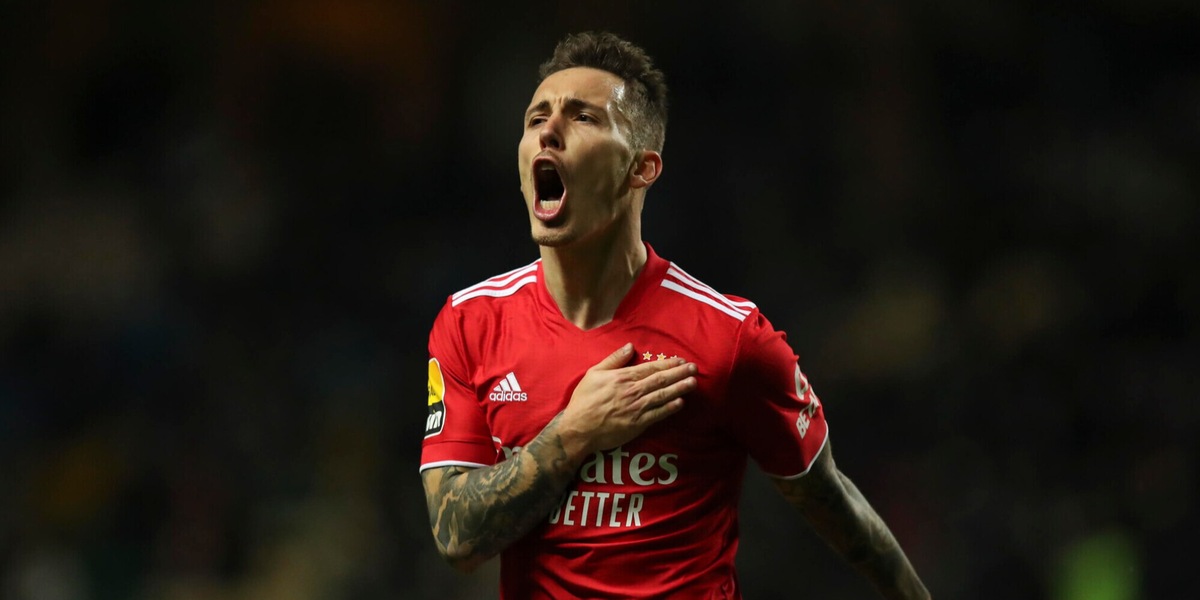 Rui Costa “blinda” Grimaldo. Ma la Juve non molla la presa