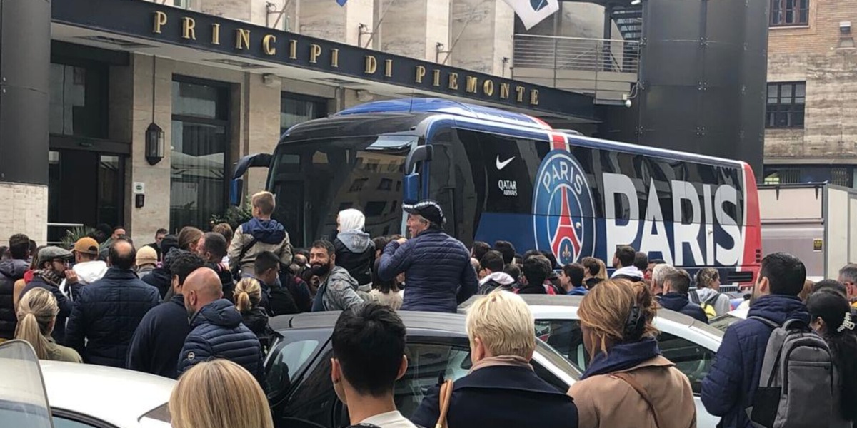Juventus-Psg: tifosi davanti all'hotel di Messi in religioso silenzio