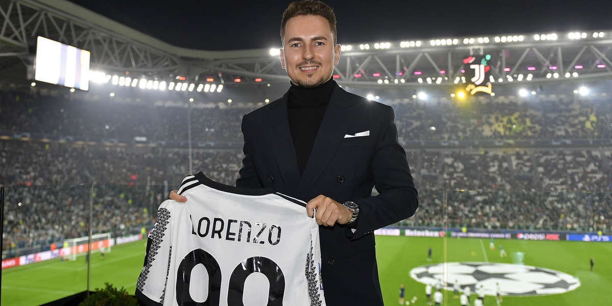 La Juve ospita Lorenzo, furia social: "Ridai il Mondiale a Valentino Rossi"