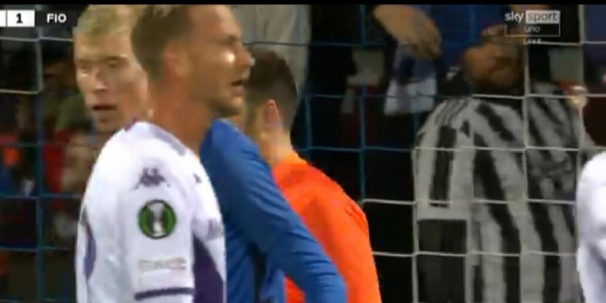 Riga, tifosi con la maglia della Juve di Vlahovic provocano la Fiorentina
