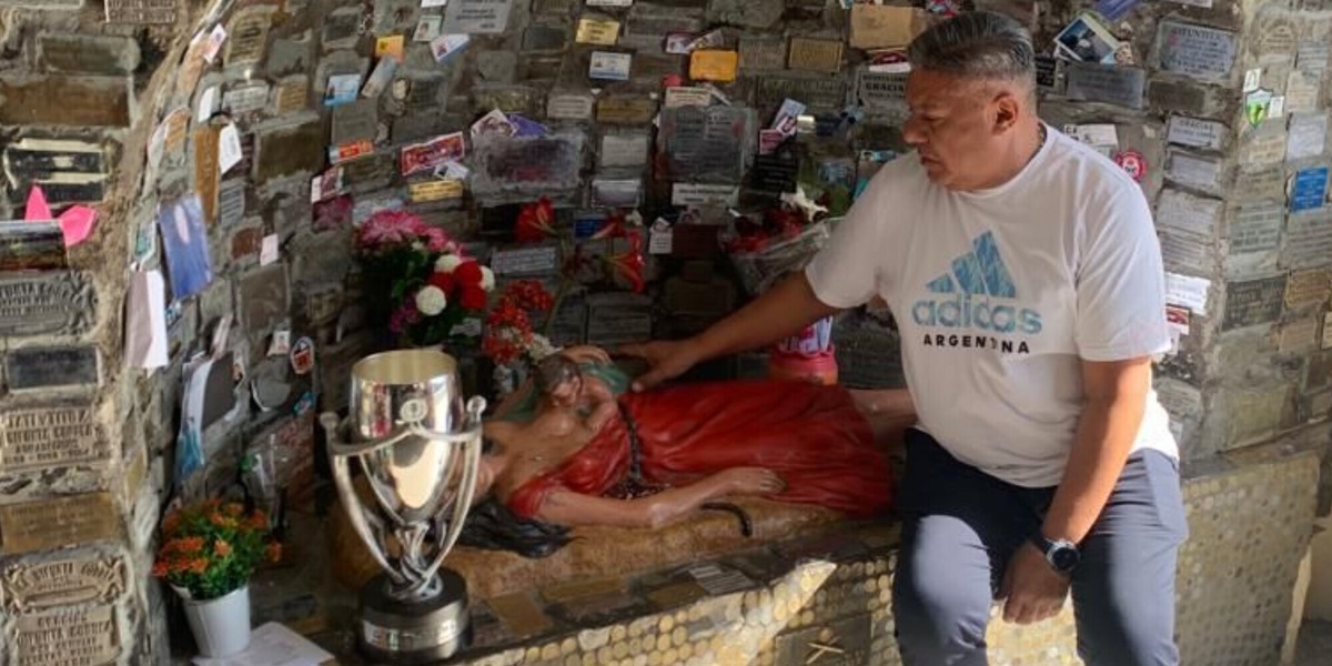 Argentina: il presidente Tapia e il rito "antisfiga" per il Mondiale