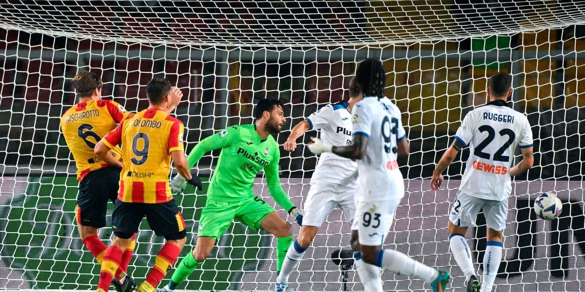 Serie A, l'Atalanta va ko col Lecce e la Roma pareggia contro il Sassuolo