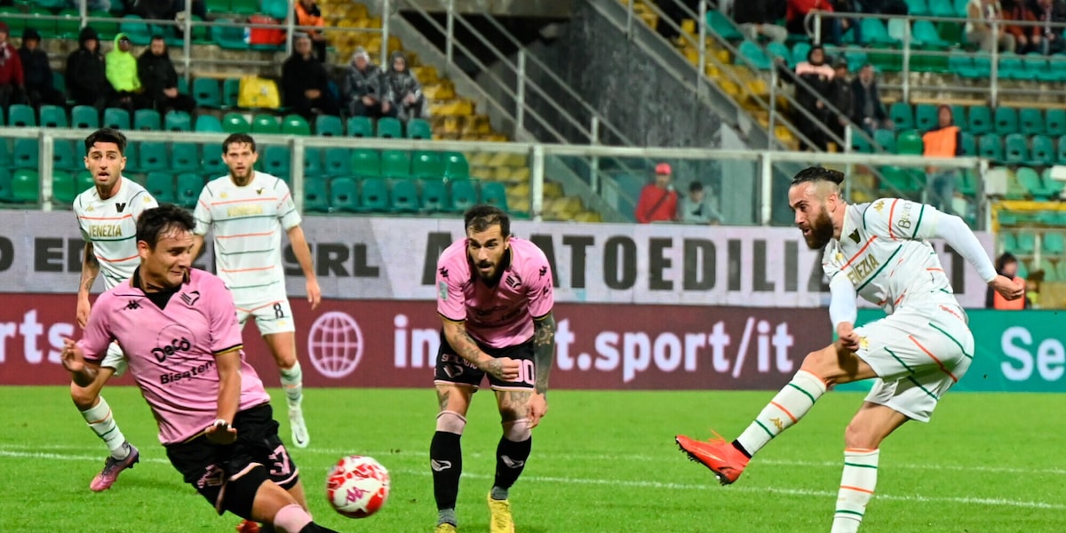 Serie B, il Venezia espugna Palermo 1-0 e respira: prima vittoria per Vanoli