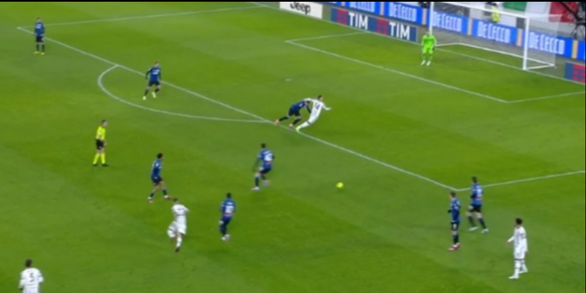Juve-Atalanta, Palomino stende Milik in area: il VAR neanche interviene!