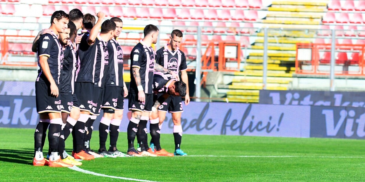 Ascoli-Palermo rinviata: l'aereo rosanero decolla poi rientra per un guasto