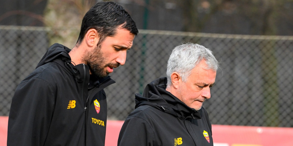 Insulti, minacce e bestemmie: il vice di Mourinho senza freni in Roma-Cremonese