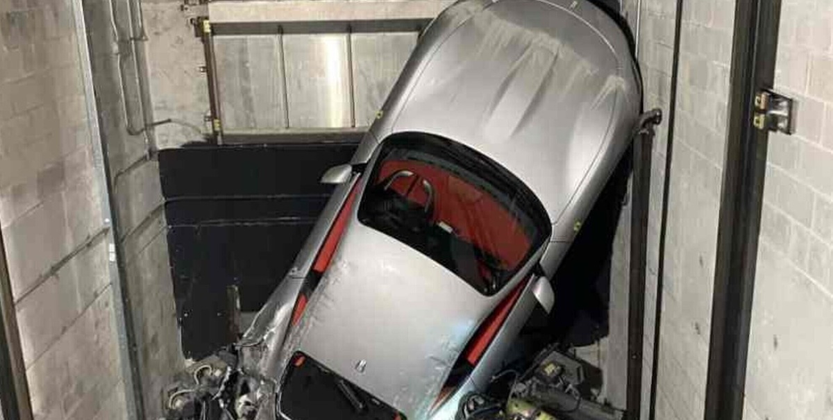 Ferrari Roma completamente distrutta: è finita giù da un ascensore