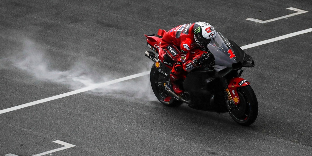 MotoGP, scintille in pista tra Bagnaia ed Espargaro: "Mi ha preso in pieno"