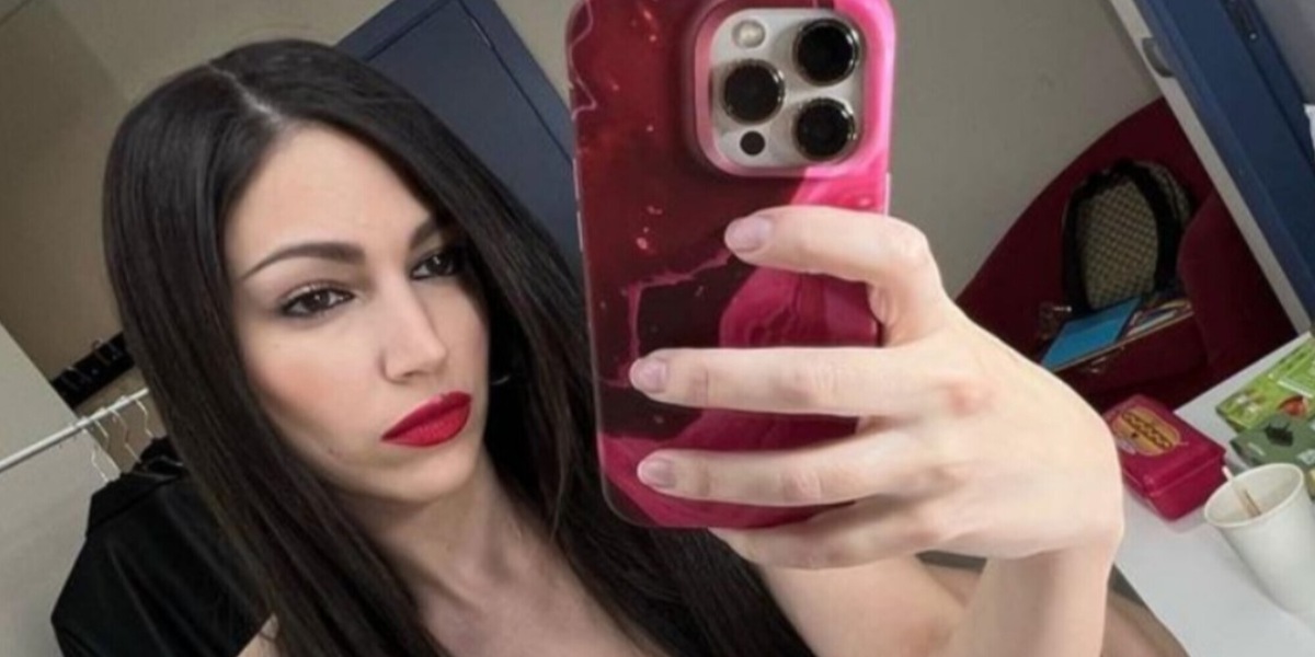 Tokyo de "La Casa di Carta" nuda allo specchio: guardate l’ultimo selfie