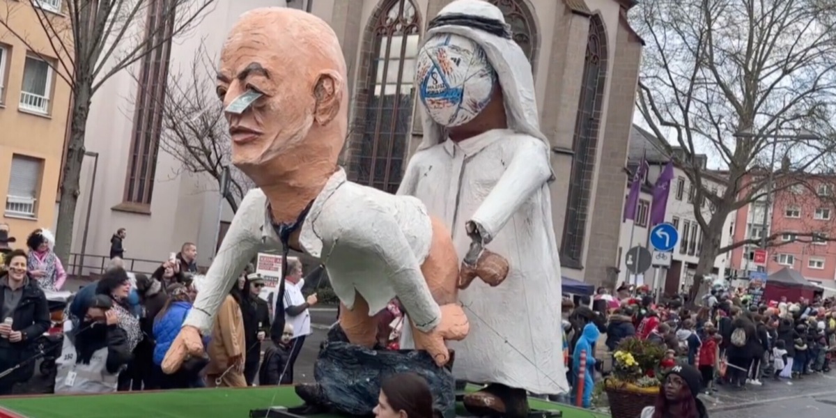 Infantino e il Carnevale in Germania: il carro allegorico sul Mondiale fa discutere