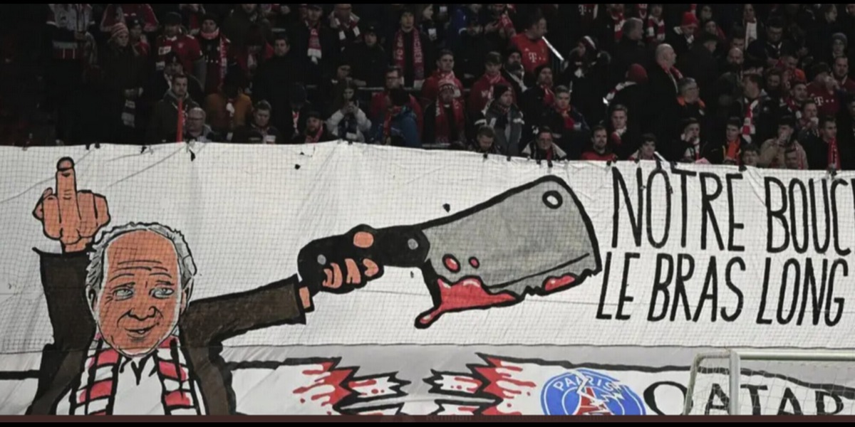 Bayern, striscione splatter: Hoeness taglia un braccio Psg con una mannaia