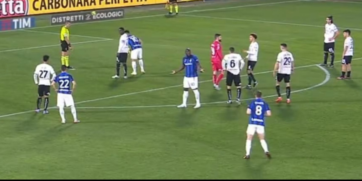 Il rigore che spacca l'Inter: Lukaku non si capacita e Lautaro sbaglia