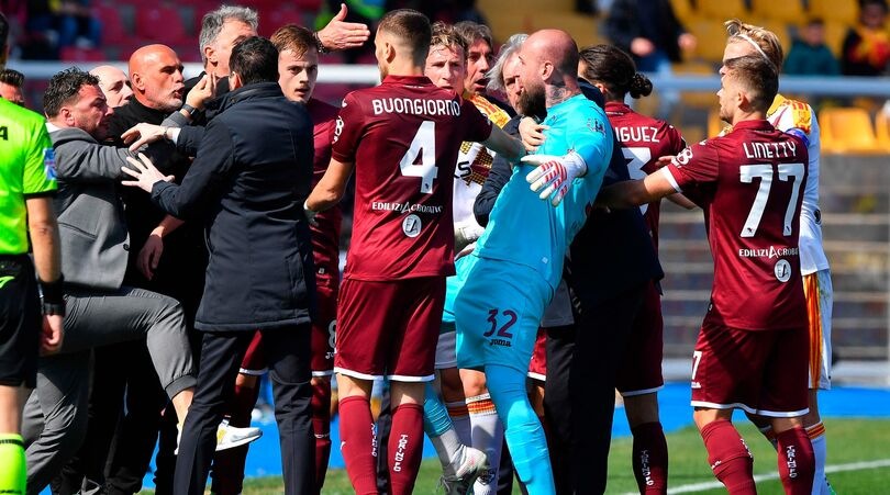 Lecce-Torino a nervi tesi: rissa e due espulsioni in panchina