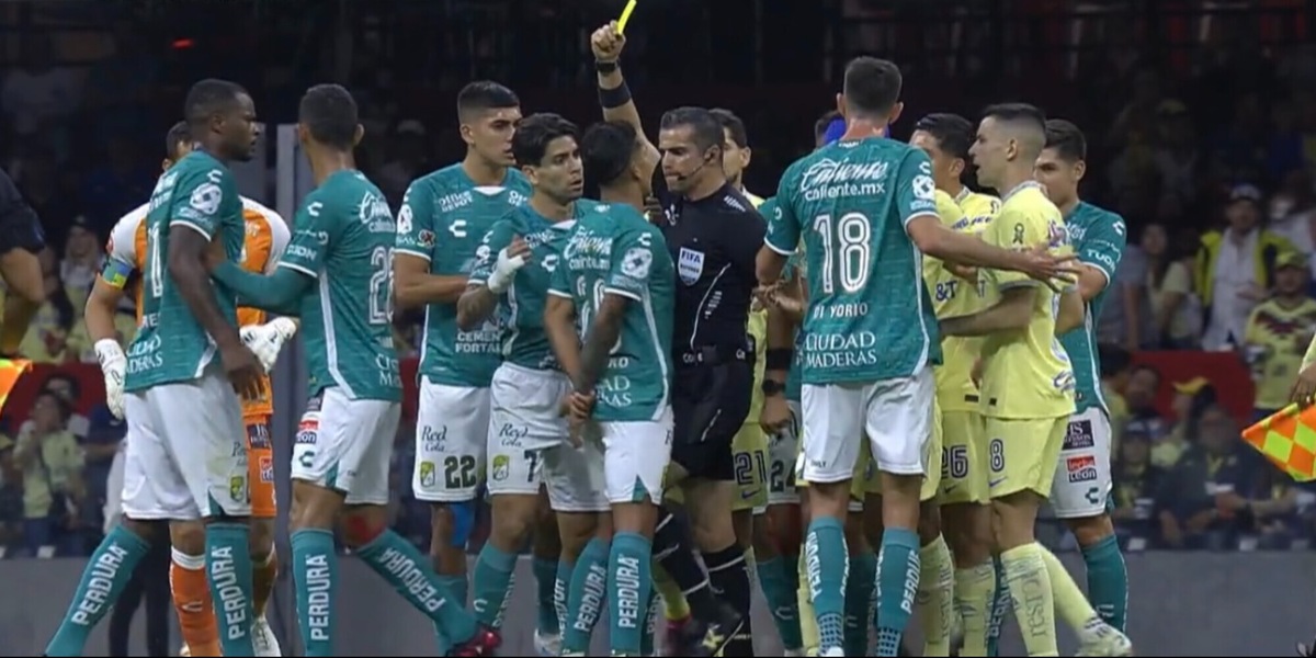 Incredibile in Messico: arbitro colpisce calciatore con una ginocchiata