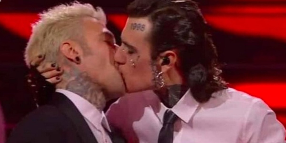 Fedez e Rosa Chemical, bacio a Sanremo e inchiesta archiviata: le motivazioni