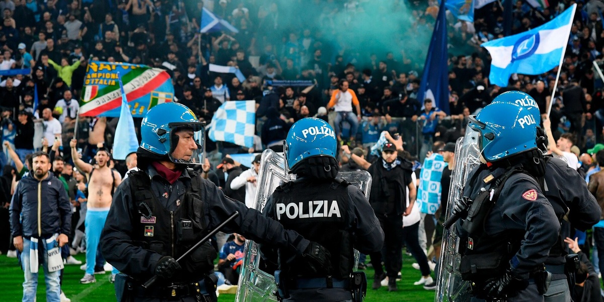 Udinese-Napoli, scontri tra tifosi sul campo: cosa è successo