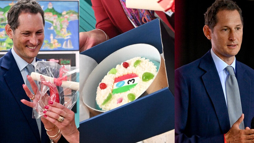 John Elkann a Napoli: in dono la cassata siciliana con lo Scudetto azzurro