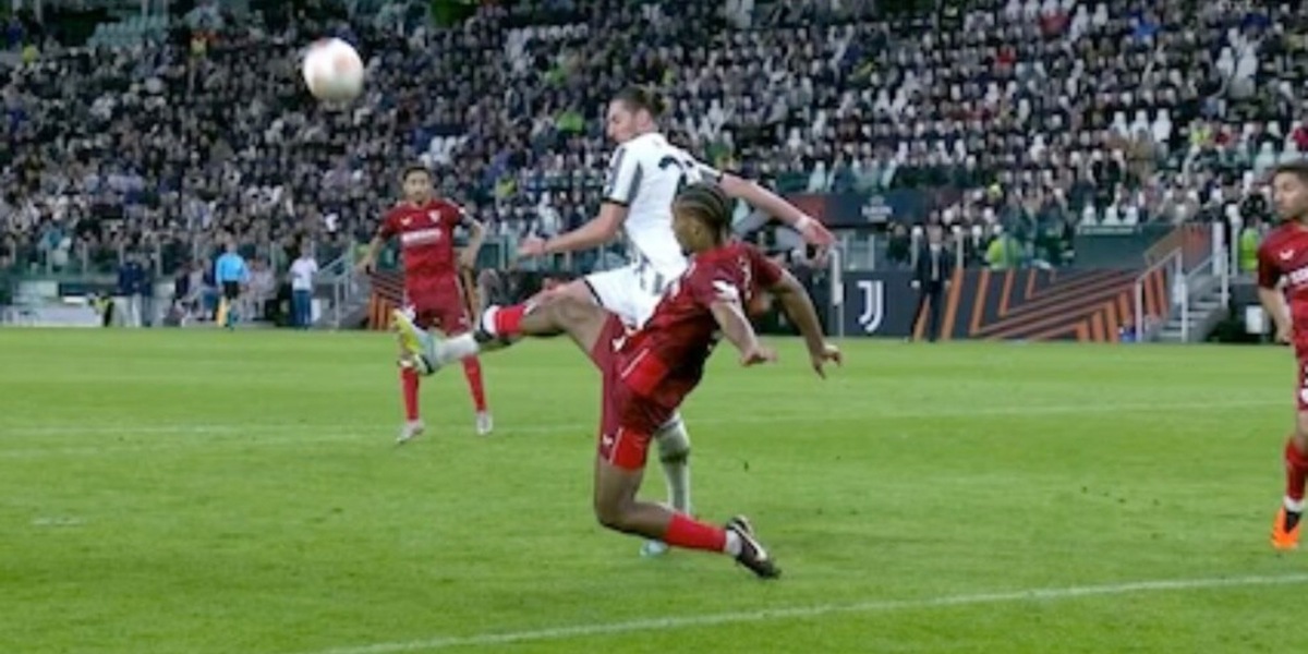 Moviola Juventus-Siviglia: Badé-Rabiot, rigore netto e Var che dorme