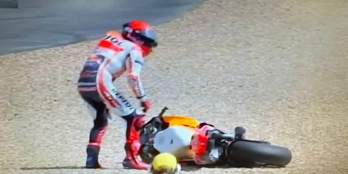 Marquez, stavolta il sorpasso va male: cade a Le Mans a 2 giri dalla fine!