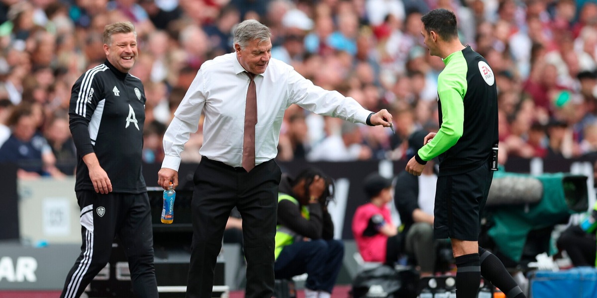 Allardyce-show: banconota al quarto uomo di West Ham-Leeds e poi...