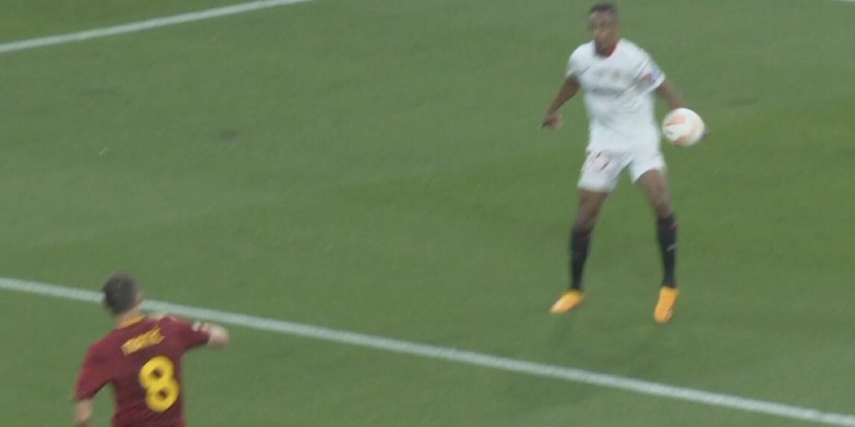 Siviglia-Roma, mano di Fernando in area: per Taylor non è rigore