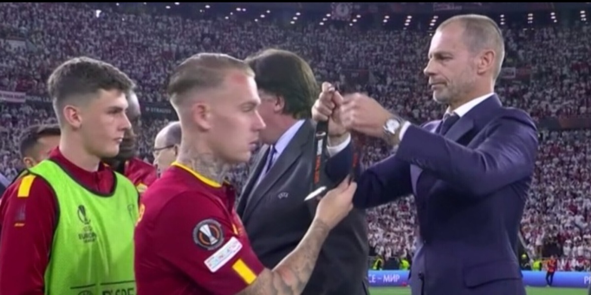 Karsdorp sfida Ceferin: cos'è successo alla premiazione di Siviglia-Roma