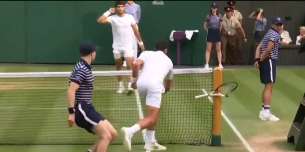 Djokovic furioso: racchetta spaccata a Wimbledon nella finale con Alcaraz