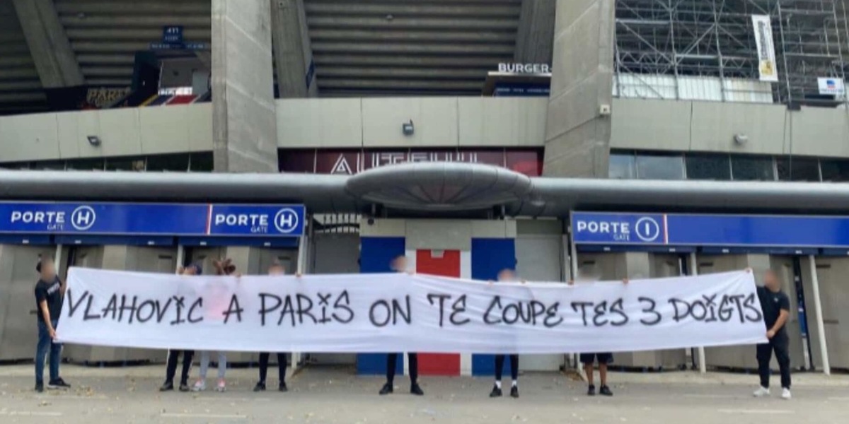 Vlahovic al Psg? Striscione terribile a Parigi, “Ti tagliamo le tre dita”