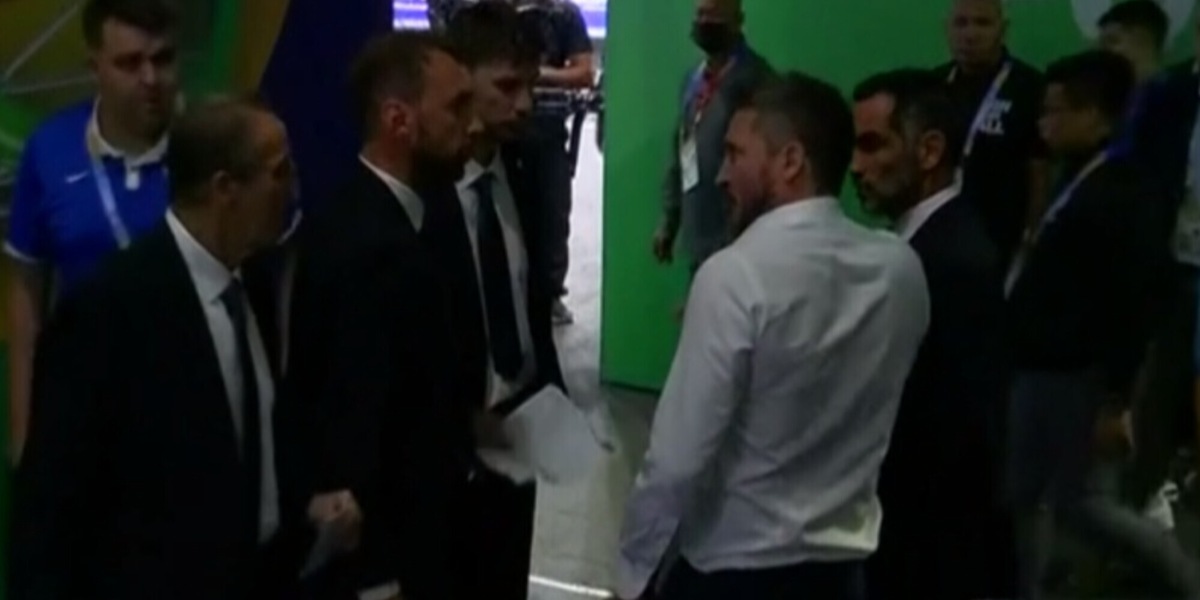 Basket, Pozzecco furioso: aspetta gli arbitri nel tunnel dopo l’espulsione