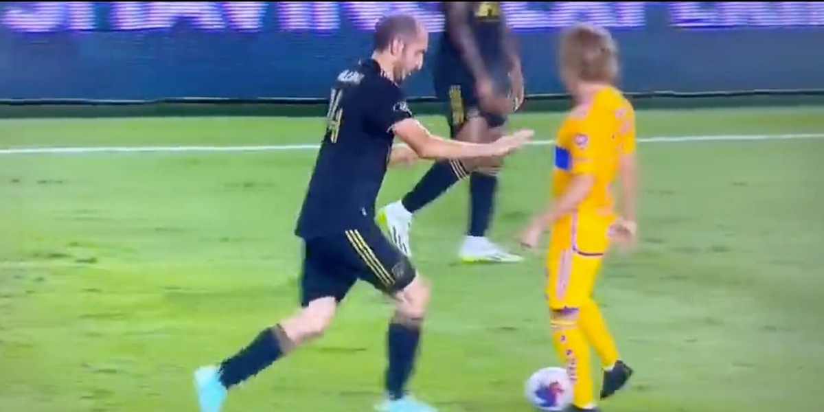 Chiellini vecchie maniere: l'avversario non rispetta la distanza e...