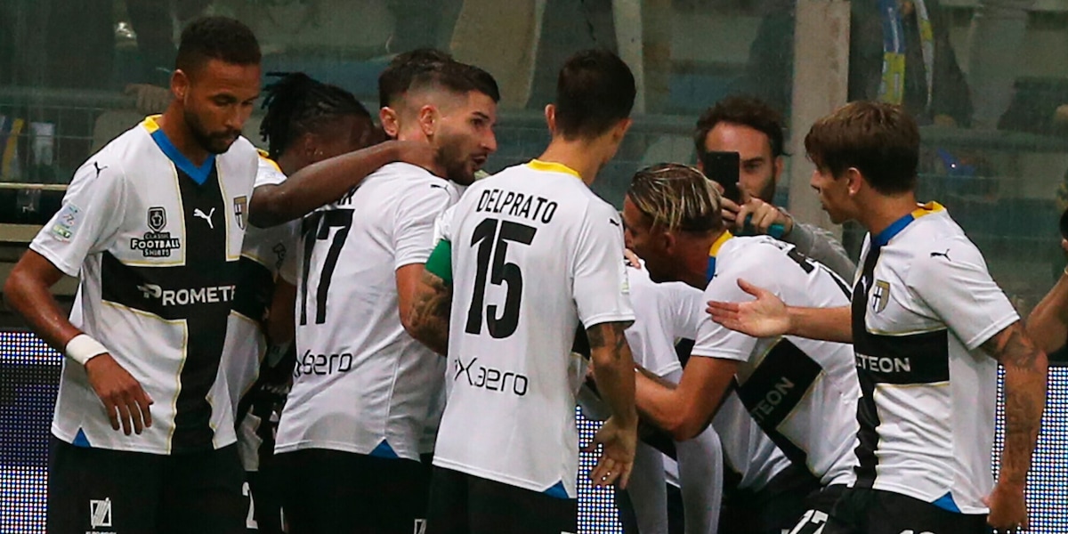 Il Parma di Pecchia vola: 2-1 al Como, gol di Man, Charpentier e Barba