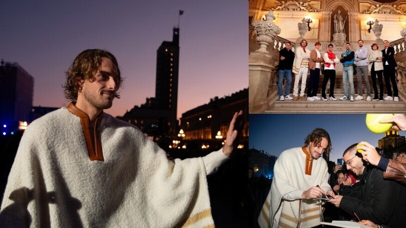 Tsitsipas detta moda: il poncho che ha ingolosito Sinner alle Nitto ATP Finals